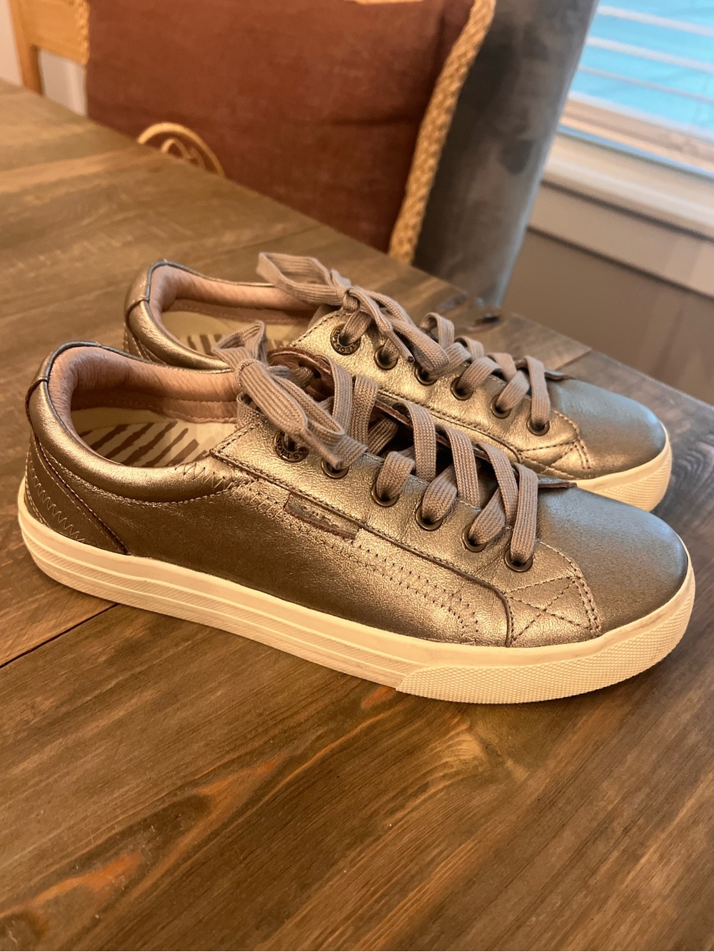 TAOS Plim Soul Lux Champagne Metallic Sneakers! Size 8 EUC